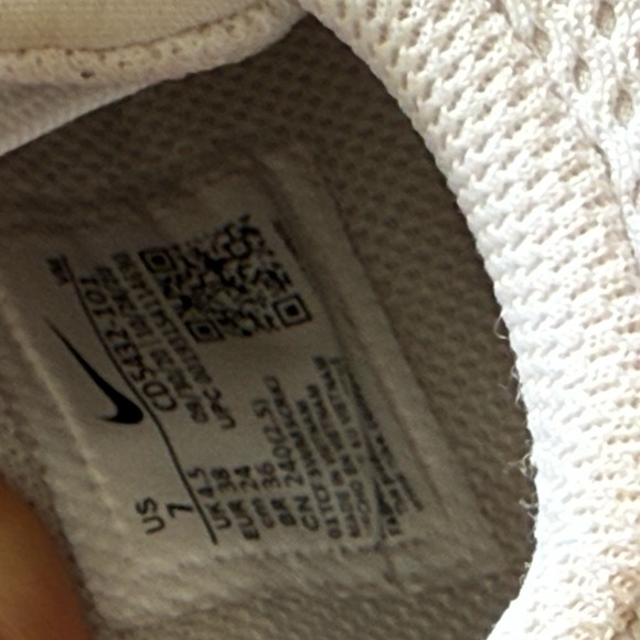 Nike White Knit Sneakers - Picture 4 of 4